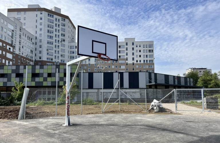 Vandali u Tuzli uništili košarkaški teren koji Jusuf Nurkić poklanja gradu