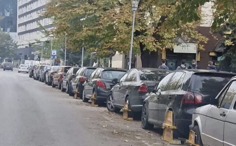 Iako imaju najjeftiniji parking u BiH Tuzlaci ga ne plaćaju, vozila im blokirana “kandžama”