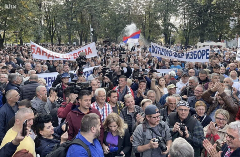 Hiljade ljudi na protestima u Banjoj Luci, Dodika optužuju da je pokrao izbore