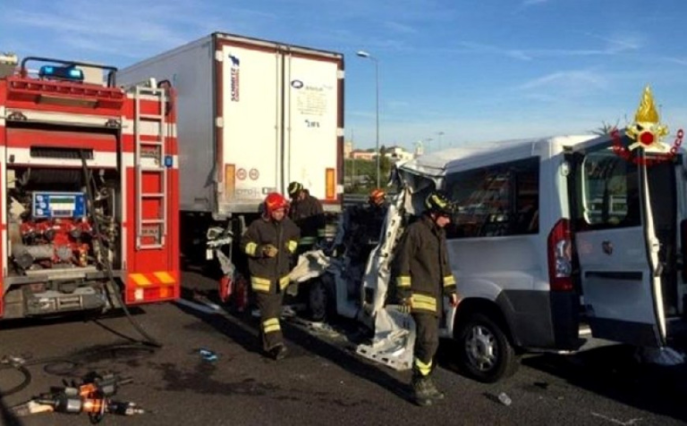 U sudaru kamiona i minibusa poginulo šest osoba 