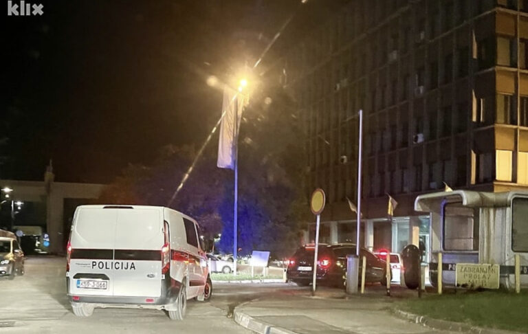 Zenička policija zaustavila kolonu od pet vozila sa 31 migrantom 