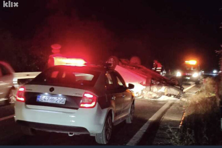 Detalji stravične nesreće kod Jablanice: Automobil završio na krovu, vozač životno ugrožen