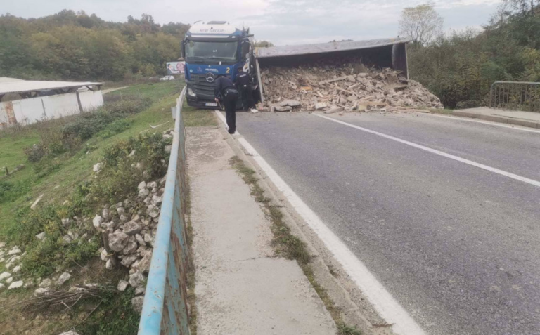 BiH | Prevrnuo se kamion: Potpuno zaustavljen saobraćaj