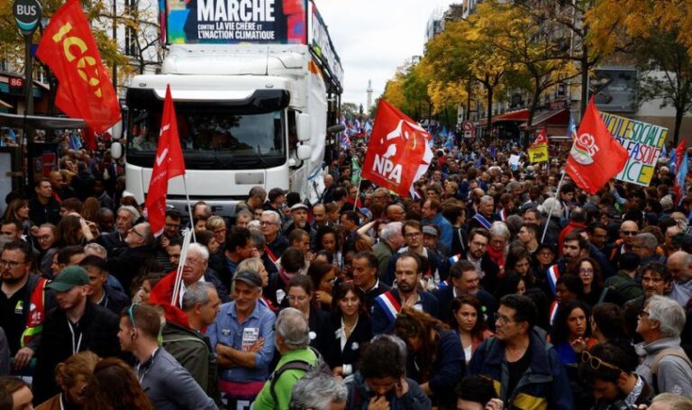 Na protestima protiv troškova života u Parizu bilo 140.000 ljudi: ‘Macron = Pinokio