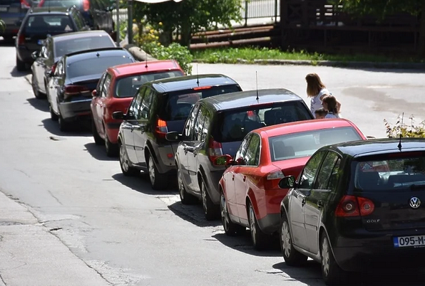 Trotoari su parkinzi, policija uvjerava: Činimo sve što možemo