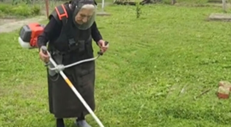 Baka (93) oduševila region: Uzela trimer i kosi travu, pozavidjeli bi joj i momci