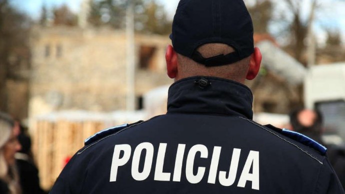 DRAMA U ZAVIDOVIĆIMA: Teško pretučen muškaraca, hitno prebačen u KB Zenica