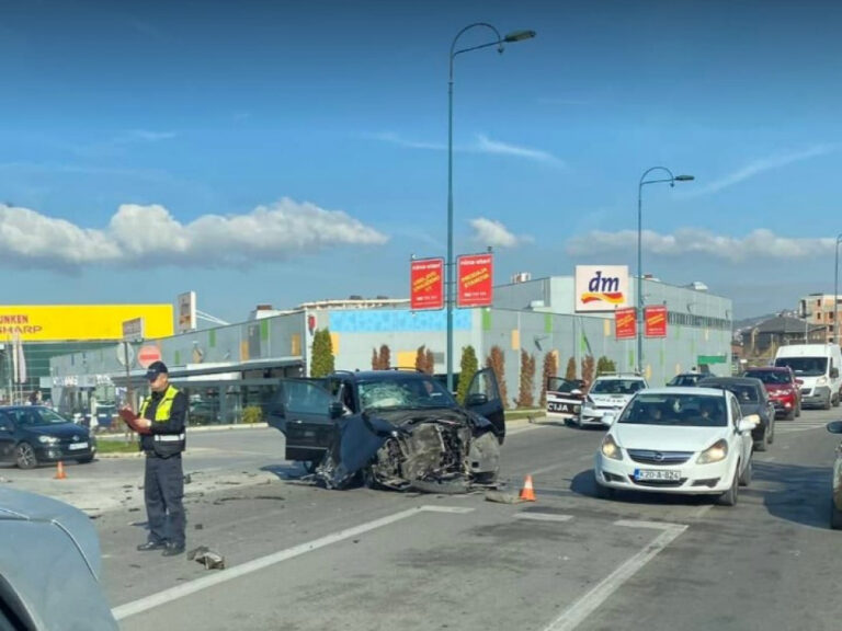 NESREĆA U BIH: Automobil u potpunosti uništen