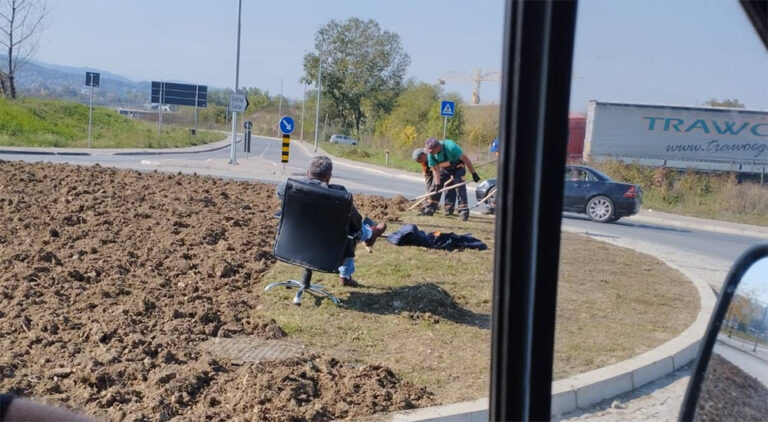 Poslovođa zavaljen u fotelju nadgleda radnike koji kopaju: “Samo mu bič fali”