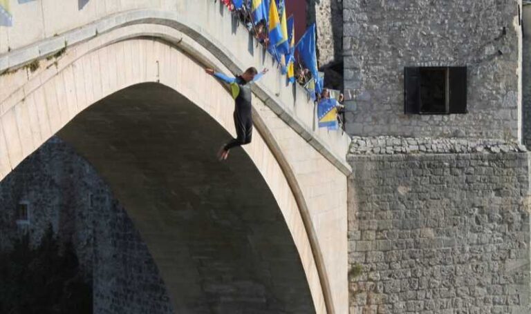 Godišnjica rušenja Starog mosta: Uz zvuk sirene skok u Neretvu bez aplauza