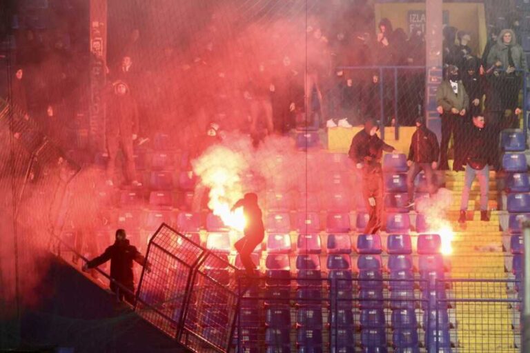 Sukob navijača na Grbavici, prekinut meč između Želje i Borca (VIDEO)