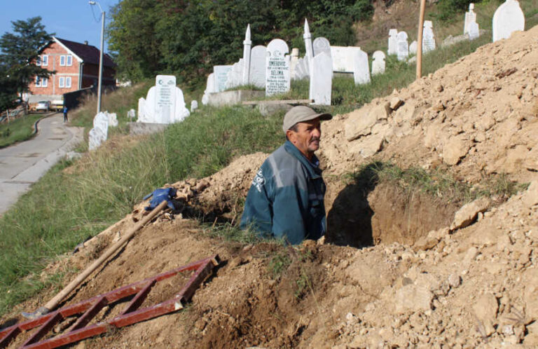 Hazbo Mujković: Ručno iskopao više od 11 hiljada grobnih mjesta