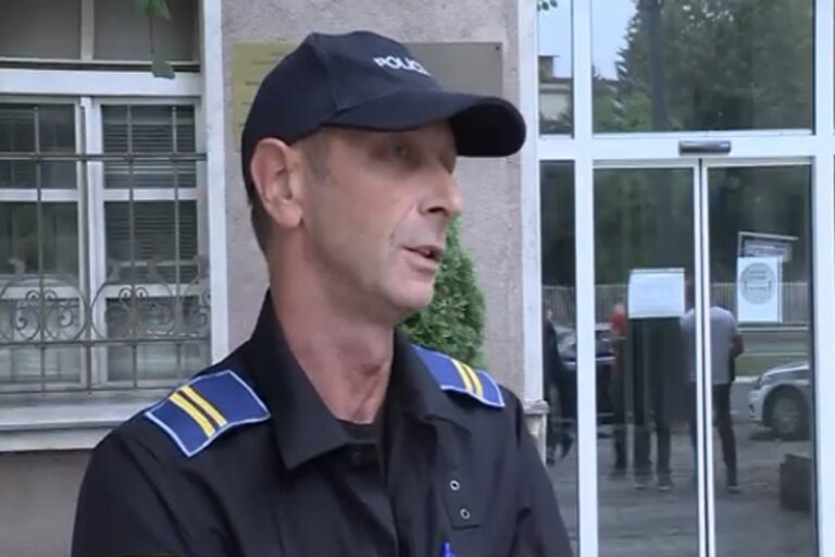 MUP pokrenuo istragu protiv policajca nakon što je otkrio da sedam godina radi u istoj uniformi