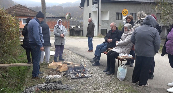 Već danima postavljaju straže: Mještani svojim tijelima zaustavljaju mašine