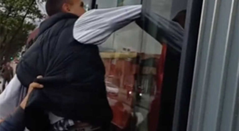 Uhvatili džeparoša u autobusu pa ga “odriješili” od batina  (VIDEO)