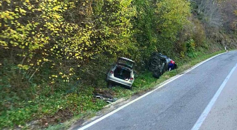 NESREĆA U BIH: Dva automobila završila u kanalu