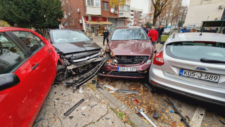 Krš i lom u BiH: Sudarili se pa oštetili parkirana vozila, ima povrijeđenih