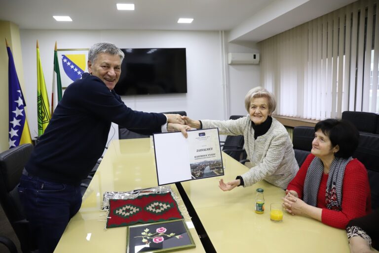 Članice Udruženja “Žene Jalije” posjetile gradonačelnika Kasumovića, uručile mu zahvalnicu