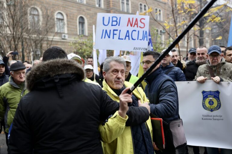 Protesti ispred Vlade KS: Jedan od demonstranata fizički nasrnuo na Edina Fortu