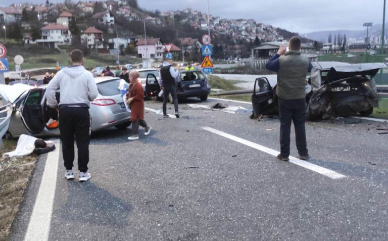 Krš i lom u BiH: U sudaru učestvovalo čak pet automobila, ima povrijeđenih