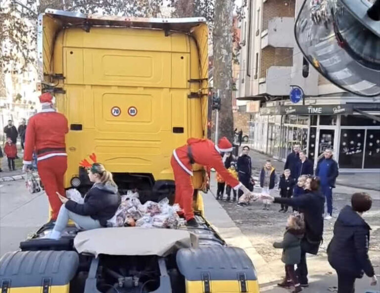 DIVAN PRIZOR IZ MAGLAJA: Djeda Mrazovi sa kamiona dijele paketiće (VIDEO)