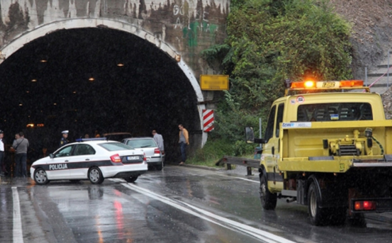 Stravična nesreća na M-17: U sudaru teretnog vozila i dva automobila poginuo muškarac (FOTO)