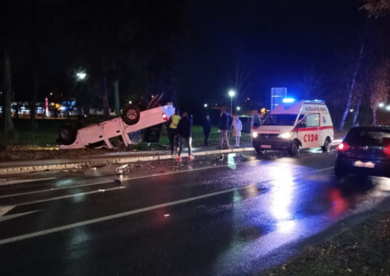 Teška saobraćajna nesreća u BiH: Učestvovala tri automobila, jedan završio na krovu