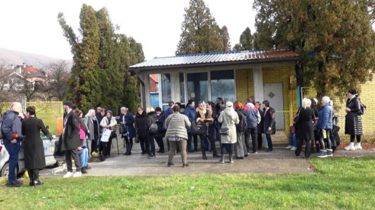 PROTESTI ISPRED FIRME: Radnici zeničkog Preventa i dalje na “čekanju”