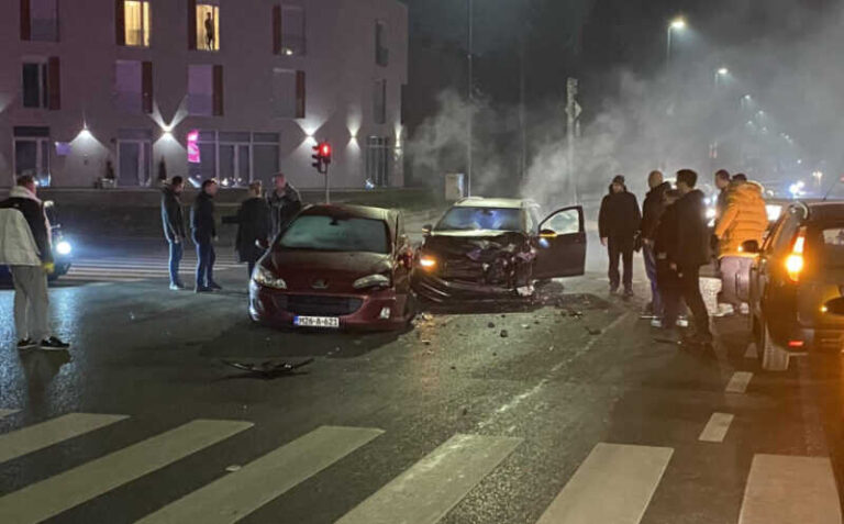 Saobraćajna nesreća u gradu: Učestvovala dva automobila, jedna osoba povrijeđena