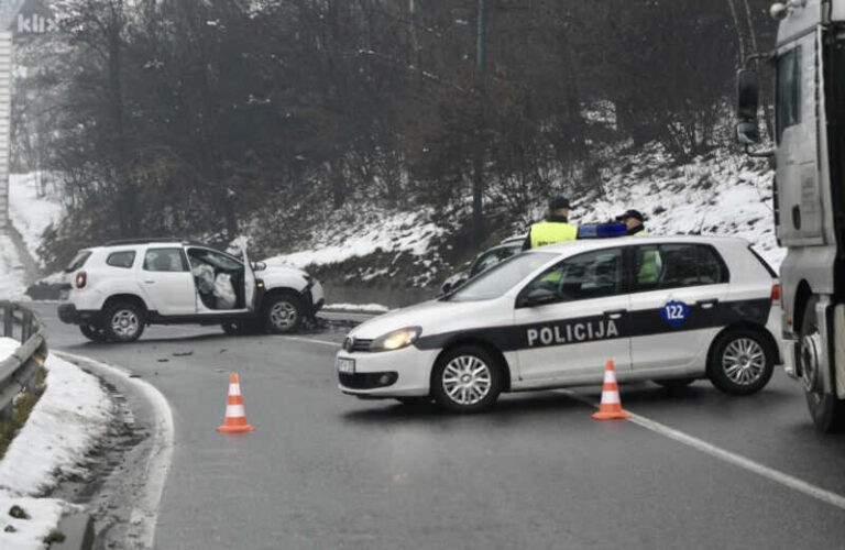 Tri osobe povrijeđene u teškoj saobraćajnoj nesreći