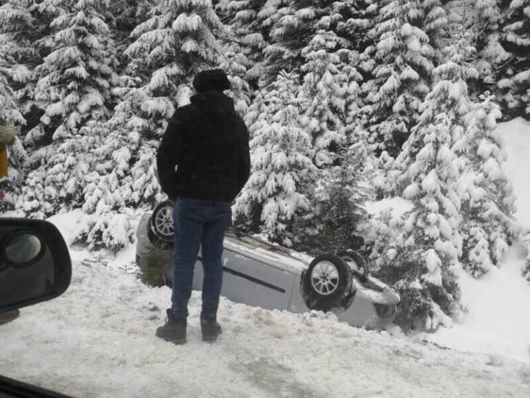 Nesreća na Vlašiću, Seat završio na krovu (FOTO)