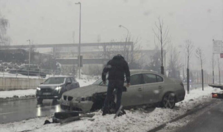 BMW-om sletio sa ceste: Velika šteta na vozilu, otpao mu i točak