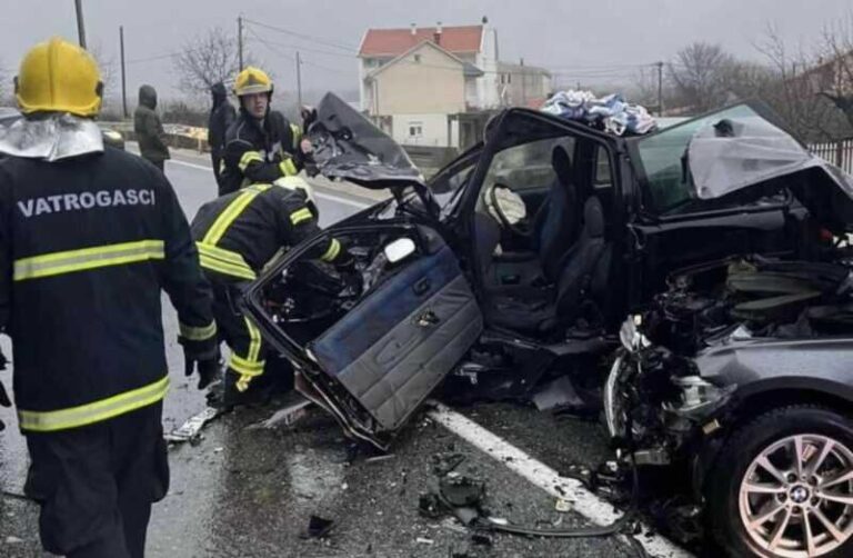 STRAVIČNA NESREĆA NA M-17: Četvero povrijeđenih, automobili potpuno uništeni