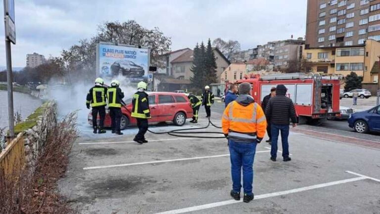 Zenica: Na parkingu kod Stare pijace gori automobil