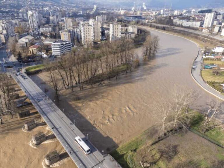 ZENICA: Snimci nabujale rijeke Bosne iz zraka