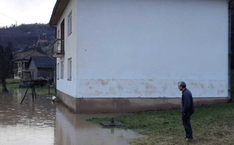 POPLAVE U BIH: Milan nije sanirao ni štetu iz novembarskih poplava, a voda mu jutros došla do kuće