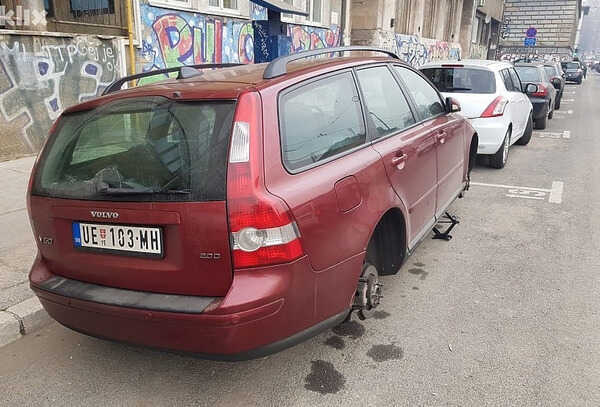 Vozila srbijanskih registracija ponovo na meti vandala u Sarajevu, tri oštećena tokom noći