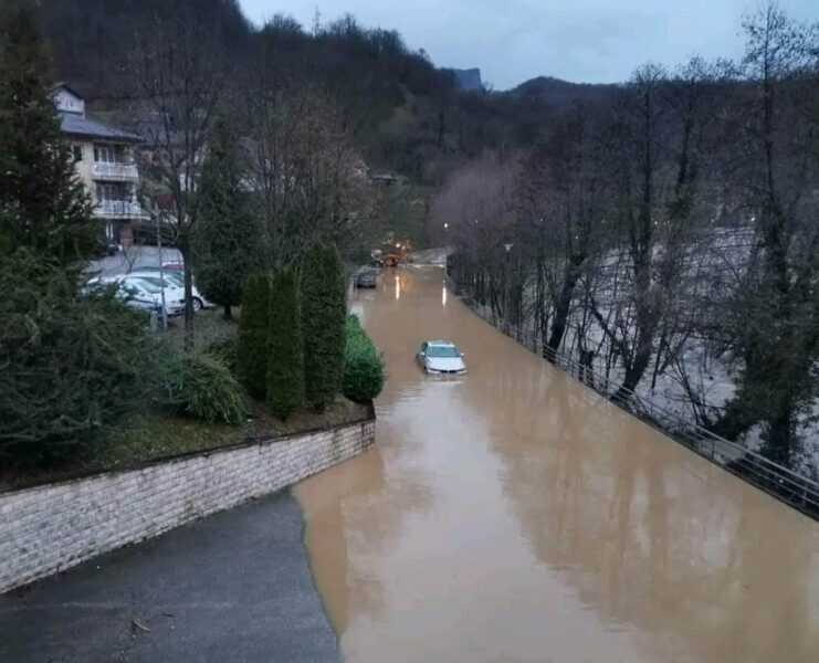 Dramatične scene u Konjicu: Automobil zaglavio u vodi i blatu