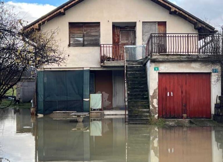 Poplave u BiH: Jedna kuća pod vodom, stanari ne mogu da izađu