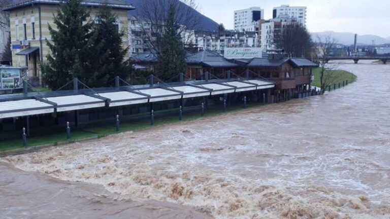 Rijeka Željeznica podivljala preko noći, voda došla do ruba restorana Seje Brajlovića