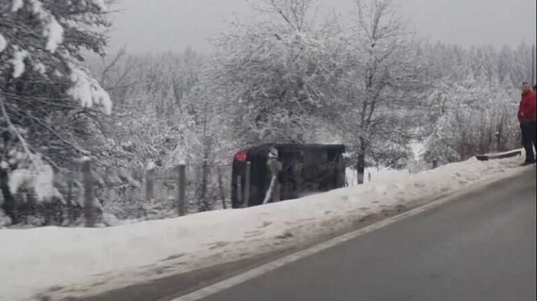 Teška nesreća: Vozilo prevrnuto pored ceste, hitna i policija na licu mjesta