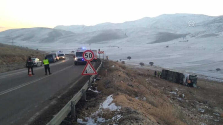 Prevrnuo se autobus, poginulo najmanje osam osoba