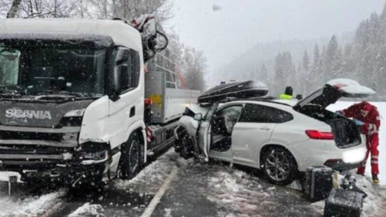 Snijeg pravi probleme, težak sudar kamiona i BMW-a