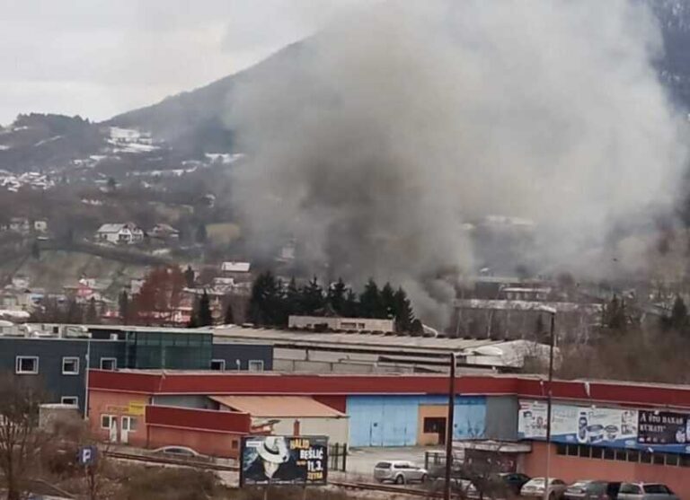 Zenica: Istresao pepeo ispred kuće, planuo pomoćni objekat (FOTO) 