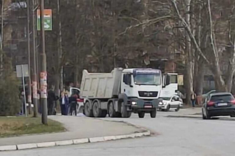 STRAVIČNA NESREĆA: Pokušavala zaustaviti kolica sa djetetom, pala pod kamion i poginula