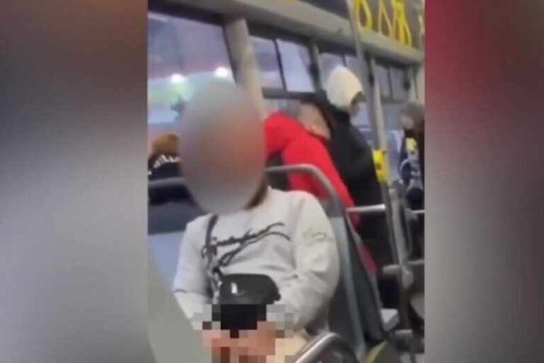 TO ŠTO DRŽI U RUCI NABIT ĆU MU U USTA: Užasna scena iz gradskog autobusa, ljudi zgroženi