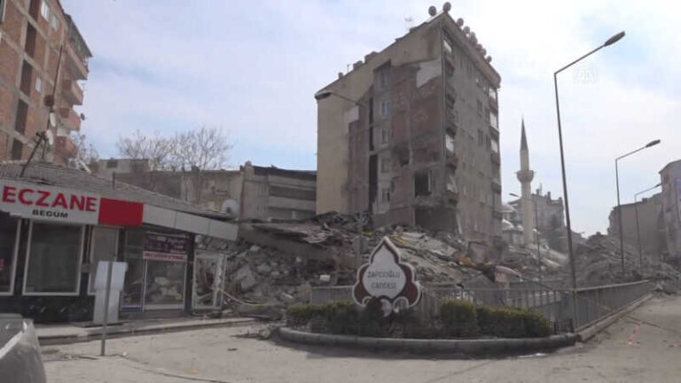 Novi zemljotres u Turskoj: Desetine povrijeđenih, otac i kćerka pod ruševinama (VIDEO)