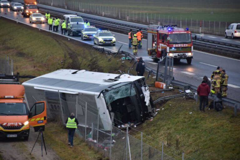 Teška nesreća, sletio autobus: Troje poginulih