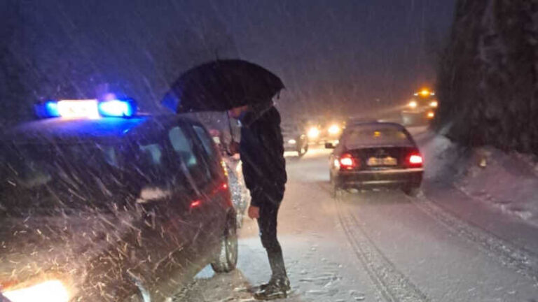 <strong>Snijeg prouzrokovao haos širom bh. cesta: Policija zaustavlja kamione </strong>