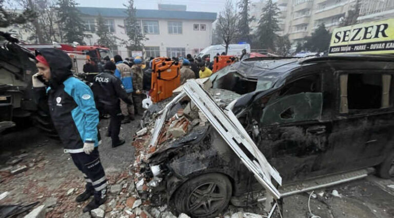 Prve fotografije katastrofalnog zemljotresa u Turskoj: Spasioci izvlače žive ispod ruševina